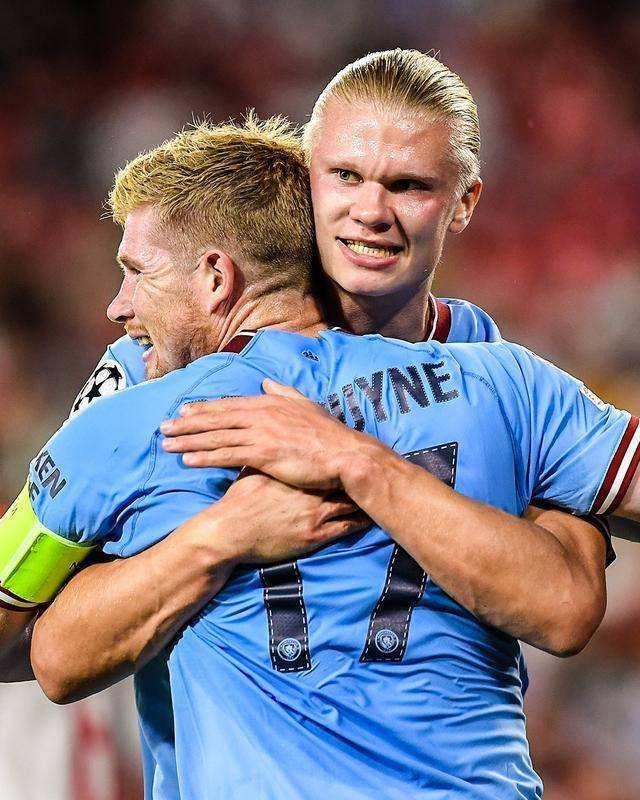 德转列2025年免签球员身价榜：戴维4500万第1，萨内3200万第2（德转2025年免签球员身价榜出炉：戴维斯4500万领跑，萨内3200万位列第二）