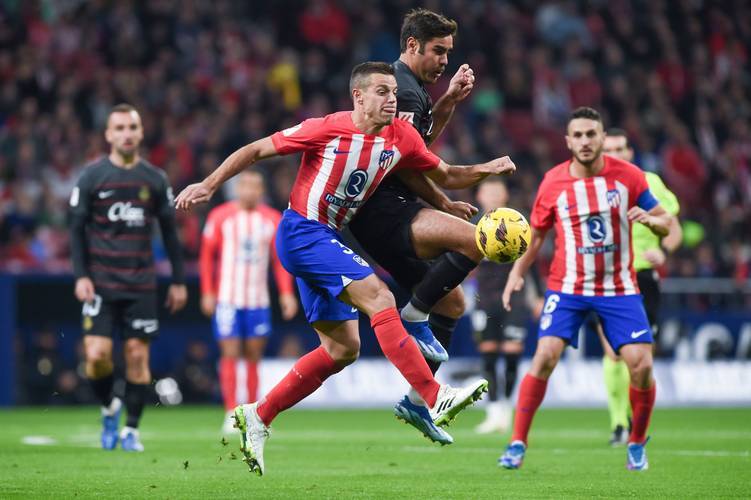 记者：莱万有一种几乎疯狂的求胜欲，他与哈维成了更衣室对手