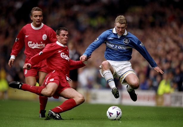 意大利赛车手罗西回忆马拉多纳：我曾单膝跪地亲吻他的左脚