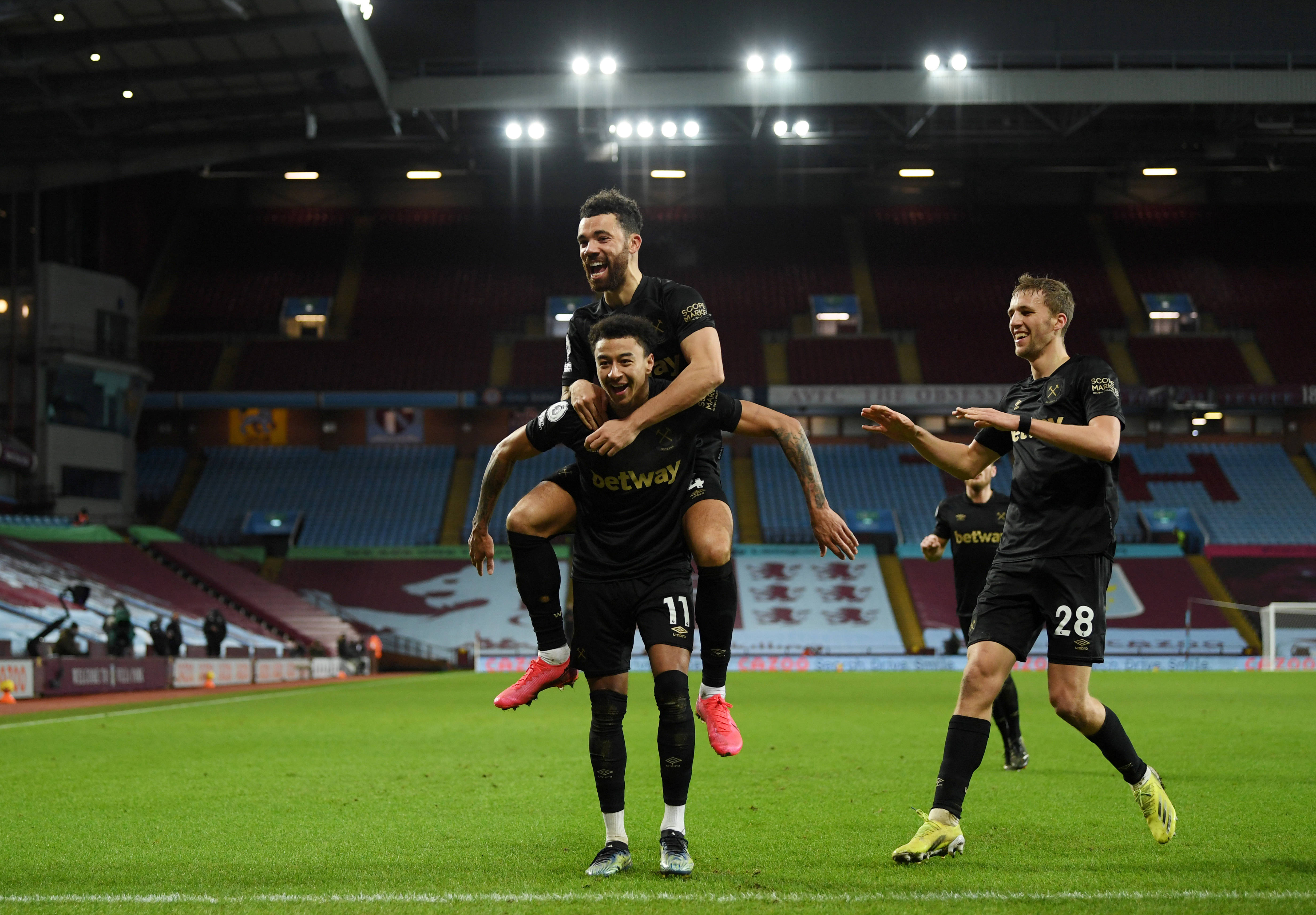 哈兰德本赛季至今直接参与35球，本世纪所有球员赛季同期第3