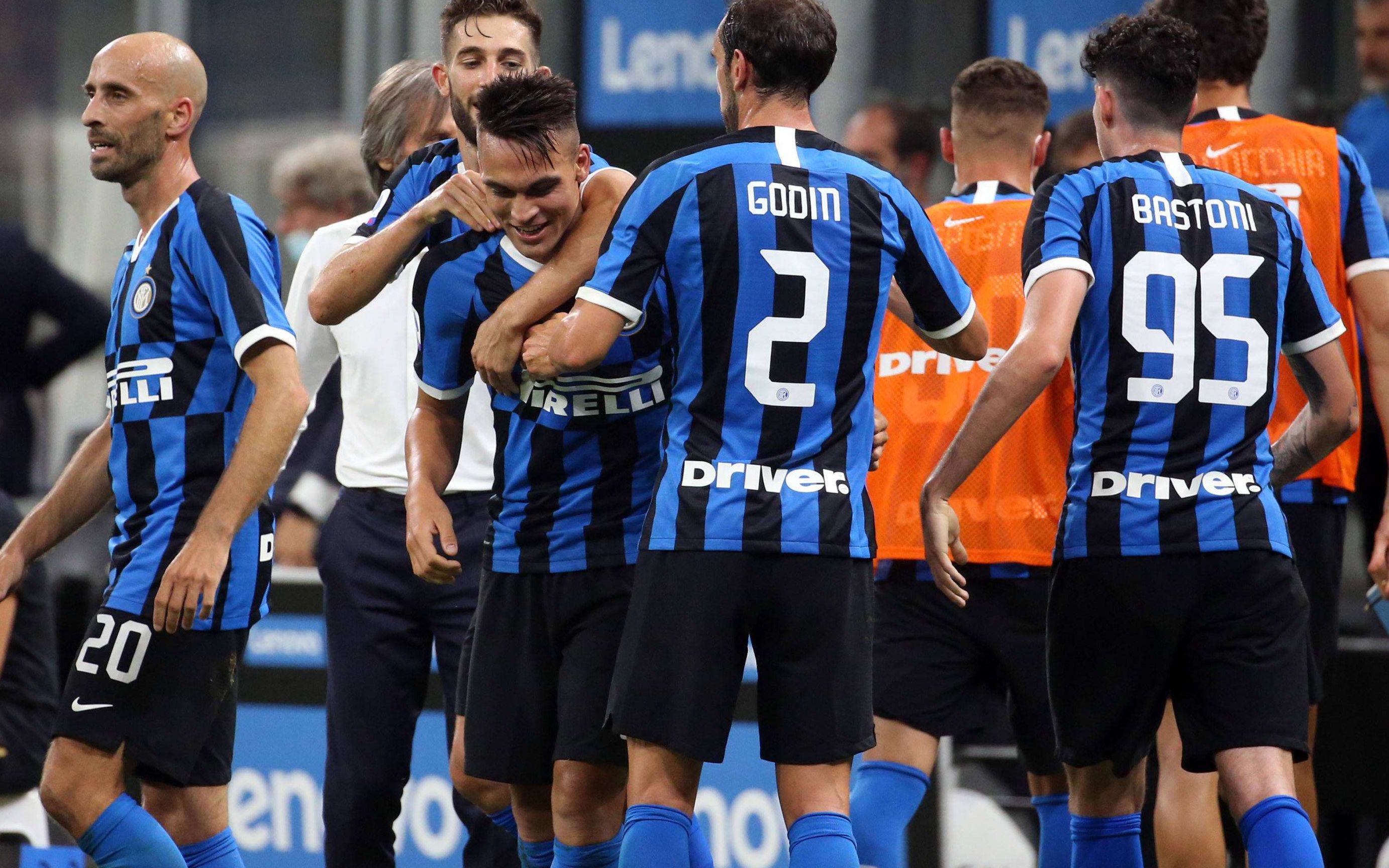 足坛一夜动态：AC米兰大逆转登顶意甲第1，B费创纪录曼联复仇狼队