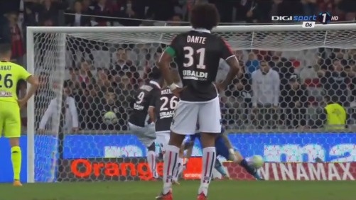 足球国足替补席贡献大，两人替补破门