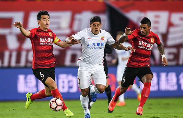 福登调侃小球迷：要这么多签名是不要拿去卖，赚了钱分我一半