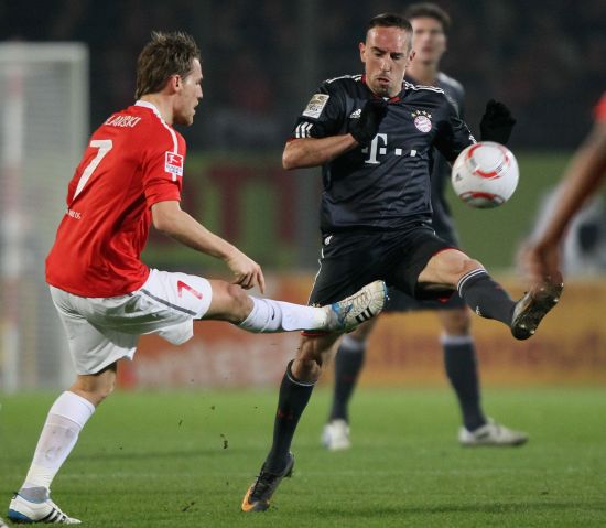 阿德耶米被换下后不满欲直接离场，多特将对其进行处罚（阿德耶米不满被换下欲径直离场，多特将予处罚）