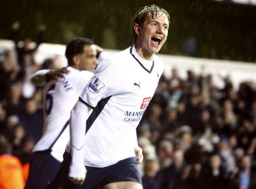 欧洲足坛疯狂周末诞生 豪门心系欧战冷门跌爆（欧洲足坛上演疯狂周末：豪门为欧战分心，冷门频出）