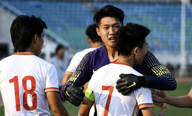 西媒：马耳他球场草坪糟糕引发莱万不满，或影响其发挥（西媒：马耳他球场草皮欠佳致莱万不满，恐影响其发挥）