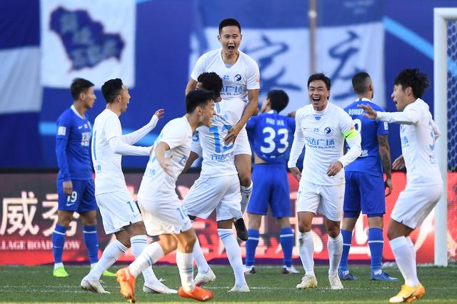 记者：哲凯赖什手指骨折，但他带伤坚持参加比赛和训练