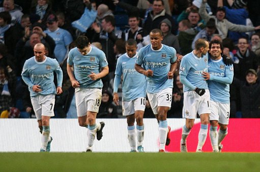 英超：曼联客场2-1击败莱斯特城（英超客场告捷：曼联2-1力克莱斯特城）