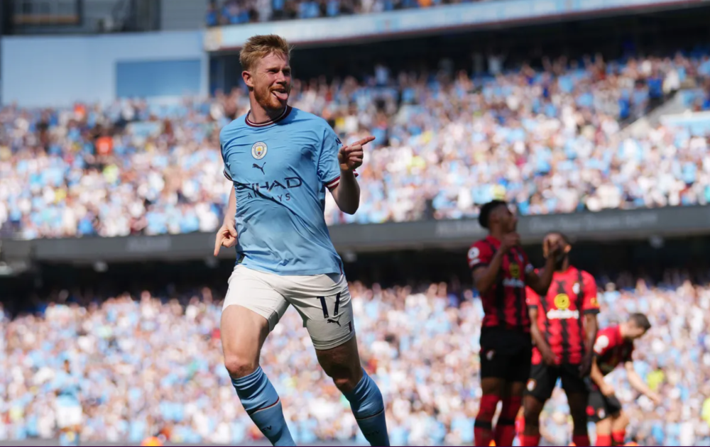 卡里乌斯妻子晒圣诞写真：身穿金色深V礼服展示孕肚（卡里乌斯妻子分享圣诞写真，穿金色深V礼服大方秀孕肚）